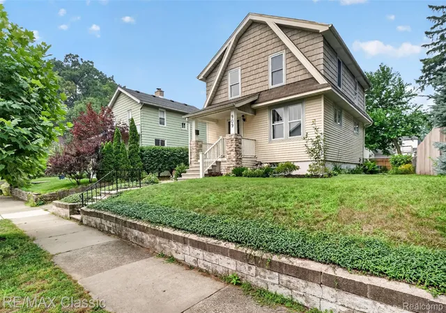 Photo 3 of Single family home for sale at 909 Fernwood Rd, Royal Oak, MI 48067 | MLS# 20261065252 | Listing updated on 2026-09-29