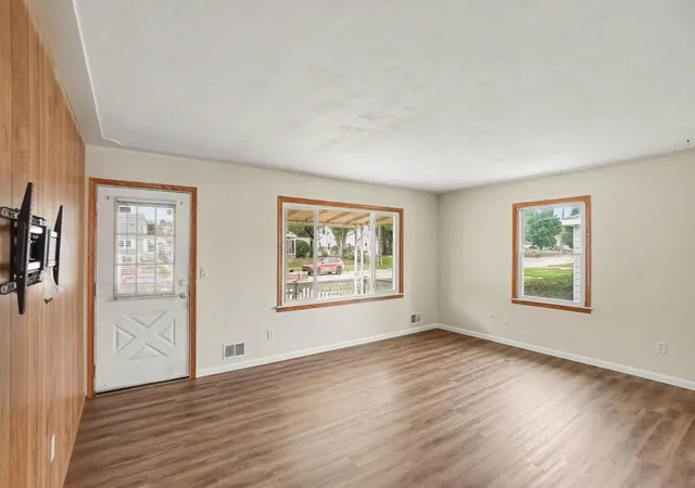 2nd image of 1632 Chapel St Sw, Wyoming, MI 49519 | MLS# 65026043181