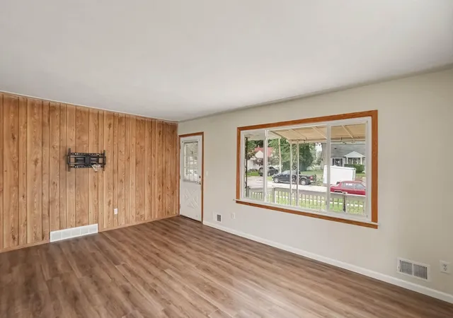 3rd image of 1632 Chapel St Sw, Wyoming, MI 49519 | MLS# 65026043181