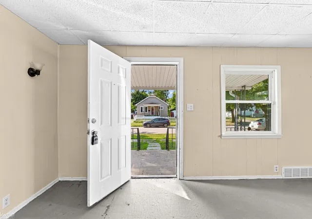 Photo 3 of Single family home for sale at 2622 Swayze St, Flint, MI 48503 | MLS# 5050218768 | Listing updated on 2026-08-17