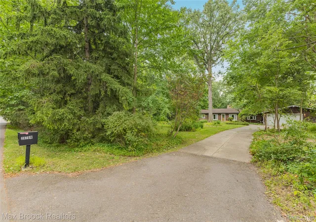 4th image of 29799 Linden St, Farmington Hills, MI 48336 | MLS# 20261065291
