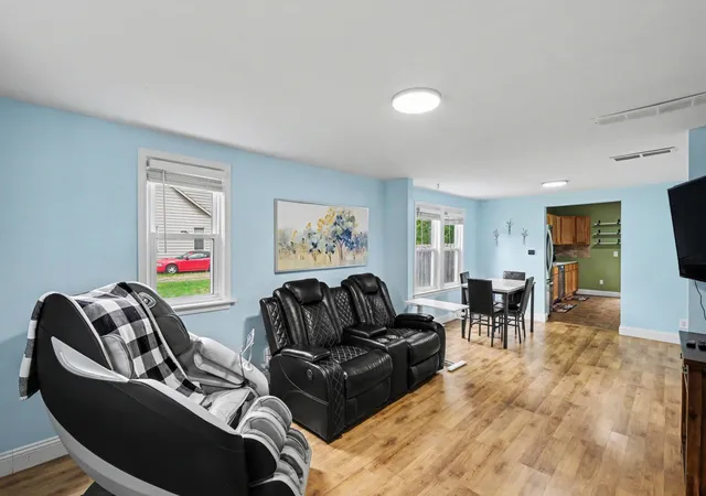 Photo 3 of Single family home for sale at 933 Benjamin Ave NE, Grand Rapids, MI 49503 | MLS# 65026043201 | Listing updated on 2026-10-08