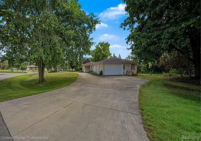 Photo 3 of Single family home for sale at 430 Spezia Dr, Oxford, MI 48371 | MLS# 20261065324 | Listing updated on 2026-09-11