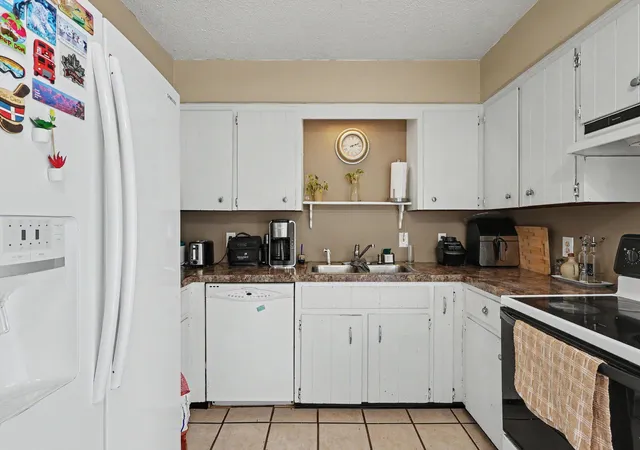 Listing Photo 4 - Condo for sale in building located at 2590 Beeline Rd, Holland, MI 49424