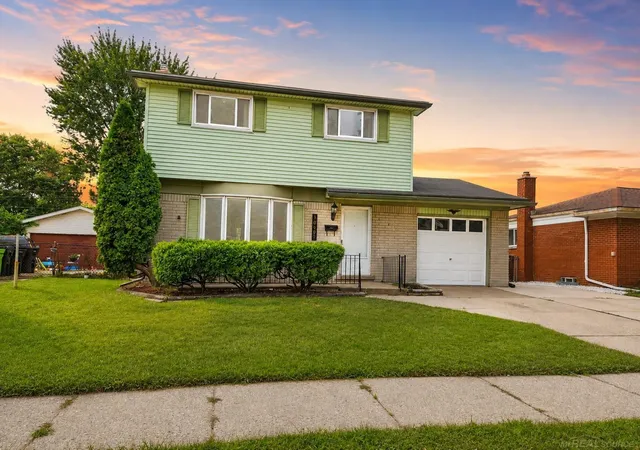2nd image of 30605 Hennigan St, Roseville, MI 48066 | MLS# 58050218793