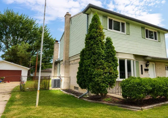 3rd image of 30605 Hennigan St, Roseville, MI 48066 | MLS# 58050218793