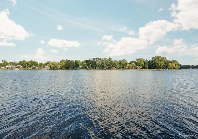 Photo 3 of Single family home for sale at 5958 Bullard Rd, Fenton, MI 48430 | MLS# 20261065348 | Listing updated on 2026-09-05