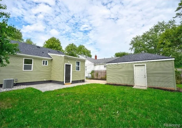 Photo 2 of Single family home for sale at 1305 Huron St, Flint, MI 48507 | MLS# 20261065363 | Listing updated on 2026-09-15