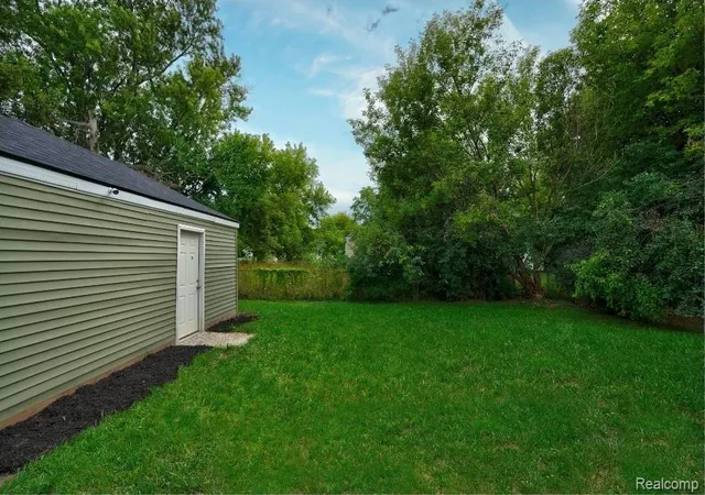 Photo 3 of Single family home for sale at 1305 Huron St, Flint, MI 48507 | MLS# 20261065363 | Listing updated on 2026-09-15