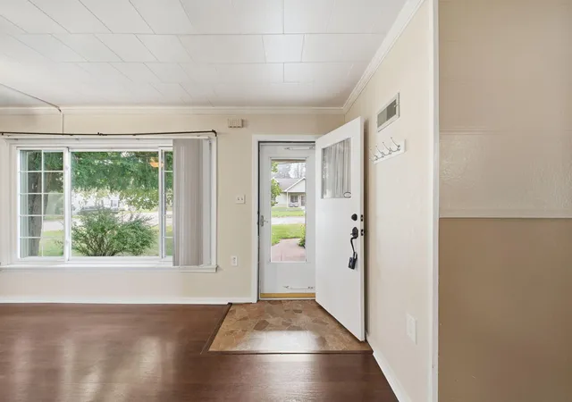 Photo 3 of Single family home for sale at 404 Heyser St, Jackson, MI 49203 | MLS# 55026043228 | Listing updated on 2026-09-17