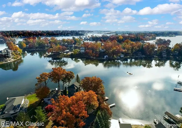 Photo 3 of Single family home for sale at 512 Fernhurst Ct, Lake Orion, MI 48362 | MLS# 20261065403 | Listing updated on 2026-08-18