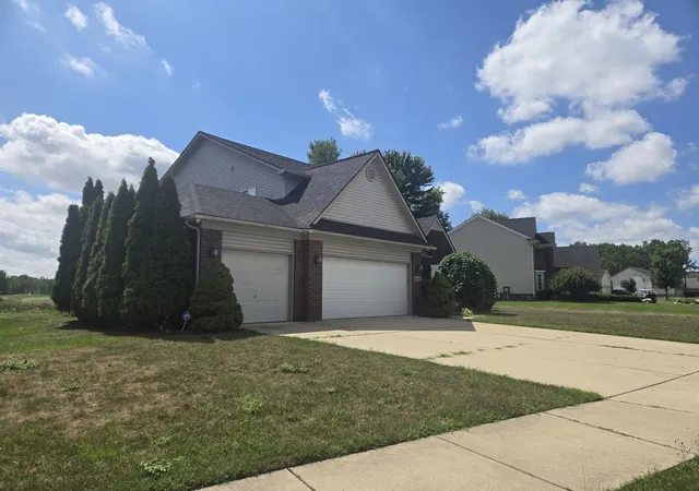 Photo 3 of Single family home for sale at 33445 Bay Hl Dr, Romulus, MI 48174 | MLS# 81026043244 | Listing updated on 2026-08-27