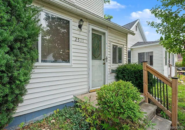 Photo 3 of Single family home for sale at 2511 Vanness St, Port Huron, MI 48060 | MLS# 20261065432 | Listing updated on 2026-08-21