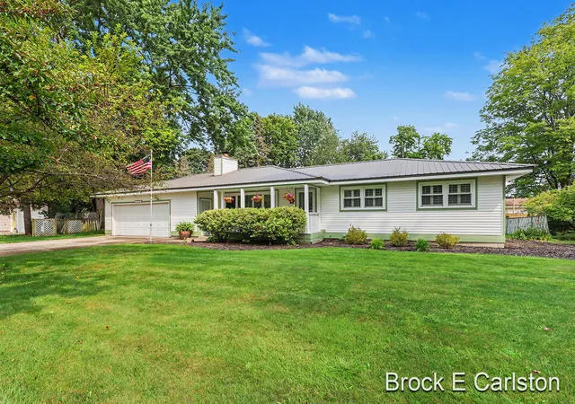 Photo 2 of Single family home for sale at 1576 Hendrick Rd, Norton Shores, MI 49441 | MLS# 71026043262 | Listing updated on 2026-09-14