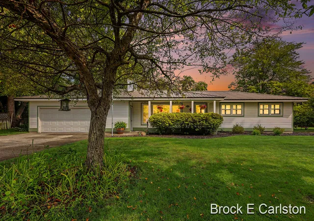 Photo 3 of Single family home for sale at 1576 Hendrick Rd, Norton Shores, MI 49441 | MLS# 71026043262 | Listing updated on 2026-09-14