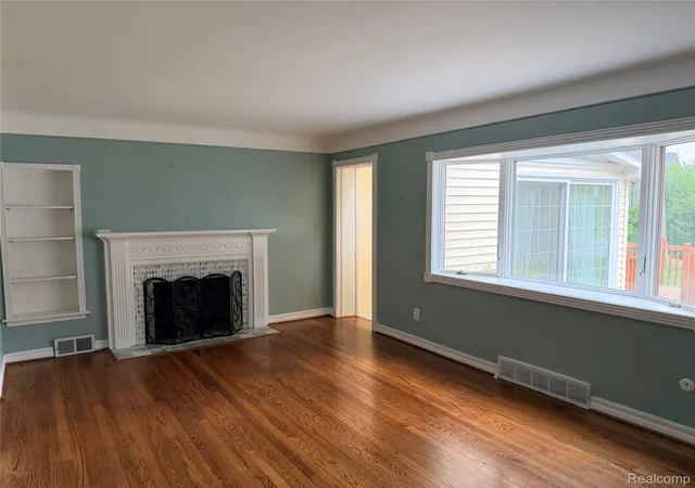 Photo 5 of Single family home for sale at 2124 Pembroke Rd, Birmingham, MI 48009 | MLS# 20261065550 | Listing updated on 2026-09-03