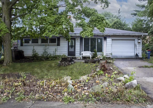 1st image of 925 Plymouth Ave Ne, Grand Rapids, MI 49505 | MLS# 65026043295