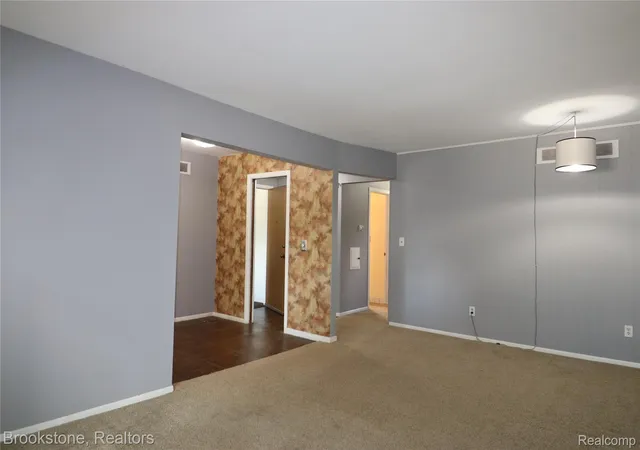 Listing Photo 4 - Condo for sale in building located at 1640 Washtenaw Ave, Ypsilanti, MI 48197