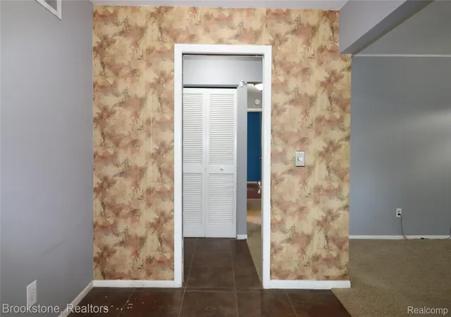Listing Photo 5 - Condo for sale in building located at 1640 Washtenaw Ave, Ypsilanti, MI 48197
