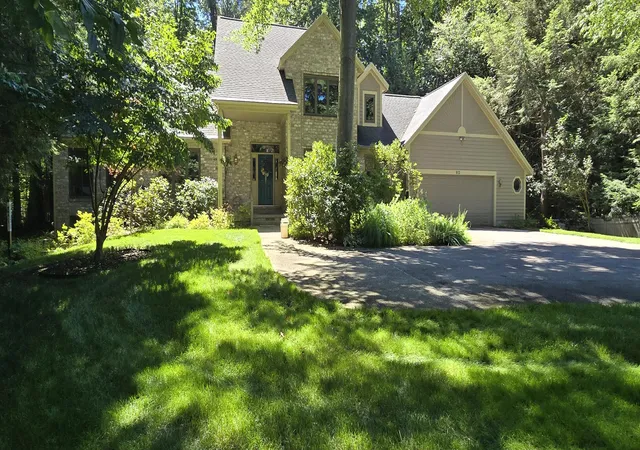 Photo 2 of Single family home for sale at 913 W Wellington Ct, Norton Shores, MI 49441 | MLS# 71026043304 | Listing updated on 2026-09-09