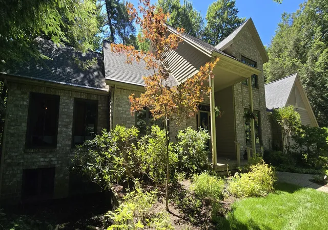 Photo 3 of Single family home for sale at 913 W Wellington Ct, Norton Shores, MI 49441 | MLS# 71026043304 | Listing updated on 2026-09-09