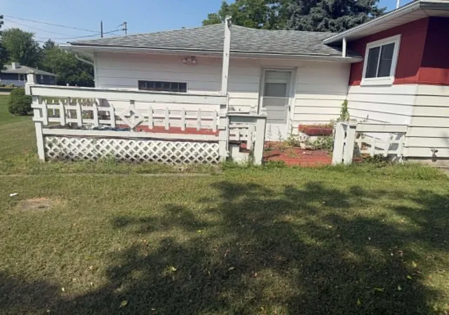 Photo 3 of Single family home for sale at 1820 Se Boutell Rd, Essexville, MI 48732 | MLS# 81026043307 | Listing updated on 2026-08-31