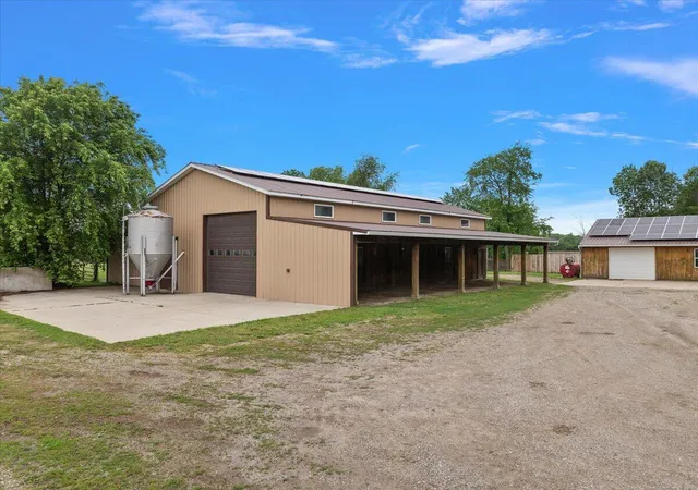 5th image of 805 W Moore Rd, Grant, MI 49327 | MLS# 65026043316