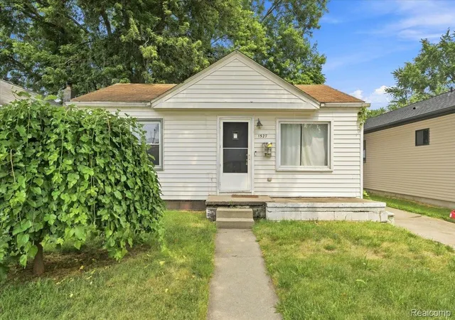 Photo 1 of Single family home for sale at 1527 E Meyers Ave, Hazel Park, MI 48030 | MLS# 20261065598 | Listing updated on 2026-08-19
