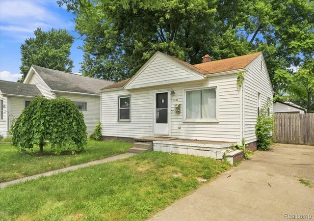 Photo 2 of Single family home for sale at 1527 E Meyers Ave, Hazel Park, MI 48030 | MLS# 20261065598 | Listing updated on 2026-08-19