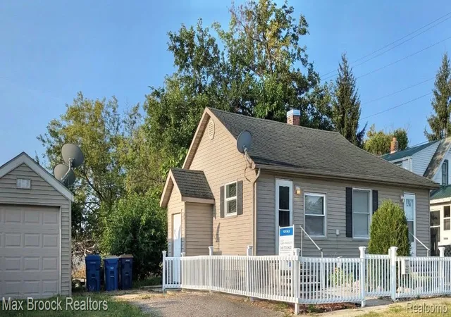 Photo 2 of Multi family home for sale at 913 Boston Ave, Waterford, MI 48328 | MLS# 20261065609 | Listing updated on 2026-09-05