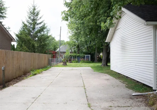 Photo 4 of Single family home for sale at 39751 Sylvia St, Harrison Township, MI 48045 | MLS# 20261065615 | Listing updated on 2026-09-09