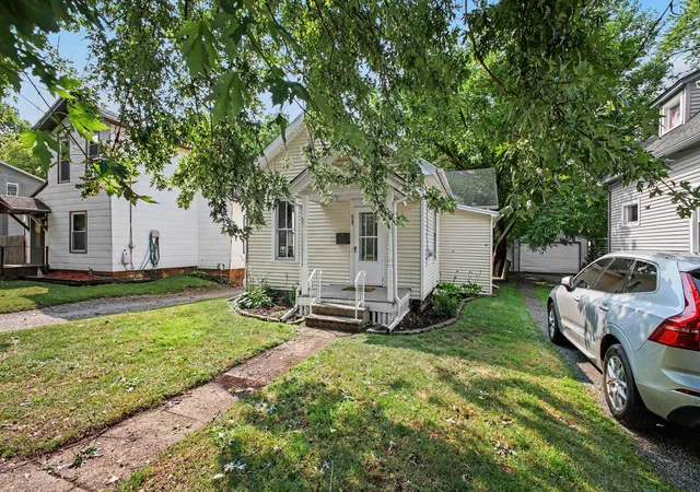 Photo 3 of Single family home for sale at 527 Webb St, Jackson, MI 49202 | MLS# 55026043349 | Listing updated on 2026-09-03