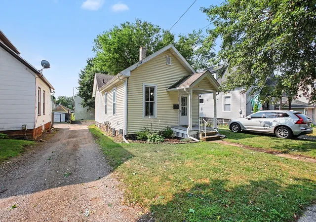 Photo 3 of Single family home for sale at 527 Webb St, Jackson, MI 49202 | MLS# 55026043349 | Listing updated on 2026-09-03