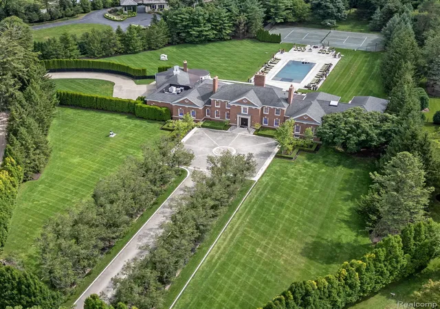 Photo 4 of Single family home for sale at 5035 Brookdale Rd, Bloomfield Hills, MI 48304 | MLS# 20261065646 | Listing updated on 2026-08-21