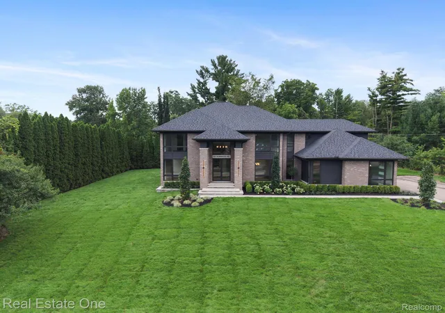 Single family home for sale at 933 Robinhood Rd, Bloomfield Hills, MI 48304 | MLS# 20261065647