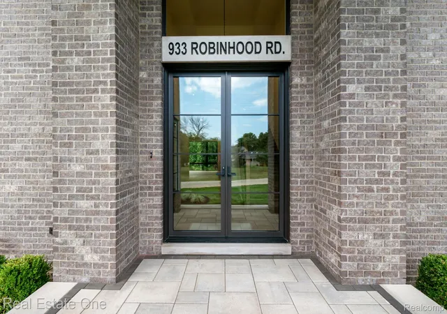 Photo 2 of Single family home for sale at 933 Robinhood Rd, Bloomfield Hills, MI 48304 | MLS# 20261065647 | Listing updated on 2026-10-20