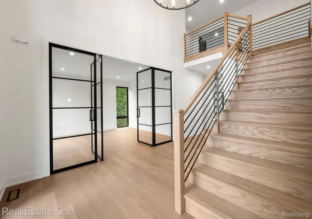 Photo 3 of Single family home for sale at 933 Robinhood Rd, Bloomfield Hills, MI 48304 | MLS# 20261065647 | Listing updated on 2026-10-20