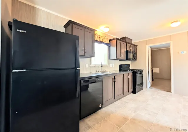 Photo 4 of Single family home for sale at 17092 Canterbury Cir, Holly, MI 48442 | MLS# 20261065659 | Listing updated on 2026-10-18