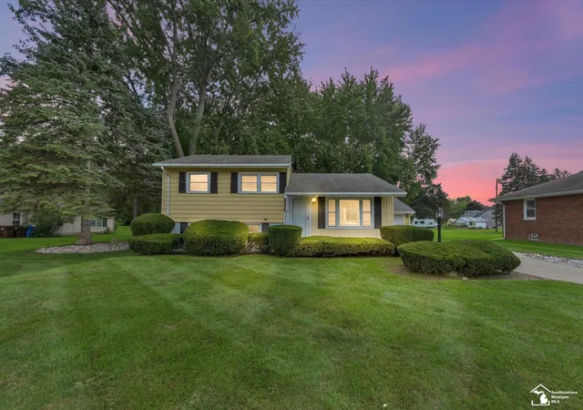 Photo 1 of Sale Pending at 1960 Vivian Rd, Monroe, MI 48162 | MLS# 57050218901 | Listing updated on 2026-08-24