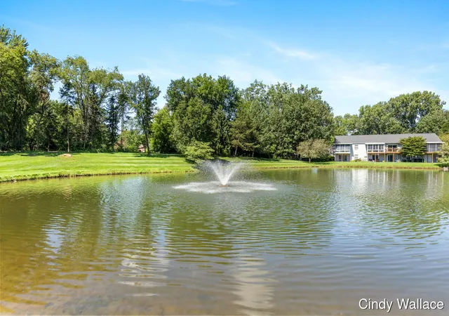 2nd image of 161 Laurelwood Ct SW, Grand Rapids, MI 49548