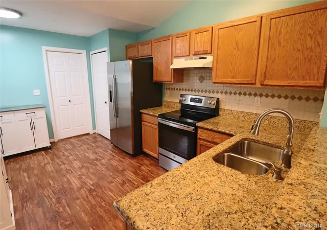 Listing Photo 2 - Condo for sale in building located at 22811 Woodcreek Dr, Taylor, MI 48180