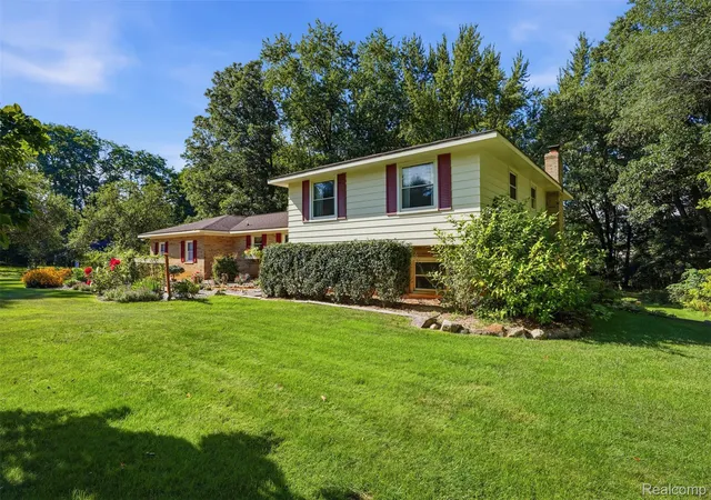 3rd image of 11111 Shadywood Dr, Brighton, MI 48114 | MLS# 20261065751