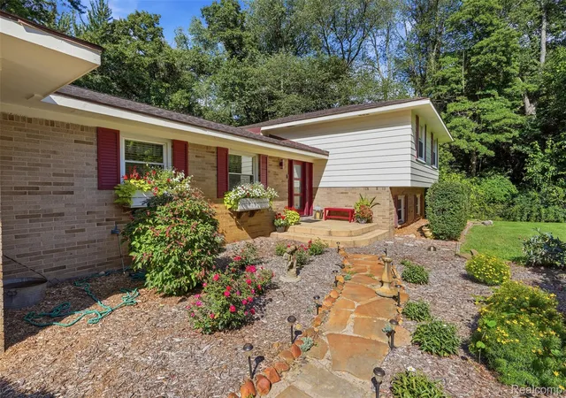 4th image of 11111 Shadywood Dr, Brighton, MI 48114 | MLS# 20261065751