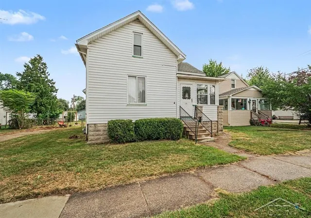 Photo 2 of Single family home for sale at 817 17th Street, Bay City, MI 48708 | MLS# 61050218932 | Listing updated on 2026-09-11