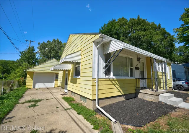 Photo 3 of Single family home for sale at 1920 Greenbrook Ln, Flint, MI 48507 | MLS# 20261065776 | Listing updated on 2026-09-16