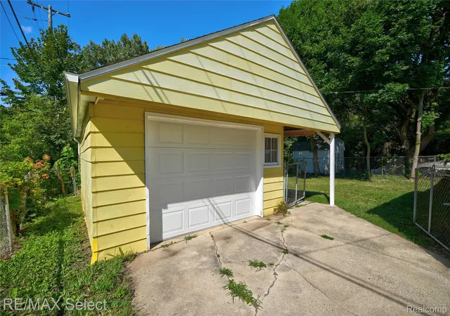 Photo 3 of Single family home for sale at 1920 Greenbrook Ln, Flint, MI 48507 | MLS# 20261065776 | Listing updated on 2026-09-16