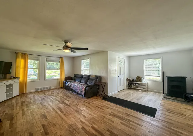 Photo 3 of Single family home for sale at 2661 E Empire Ave, Benton Harbor, MI 49022 | MLS# 69026043416 | Listing updated on 2026-09-03