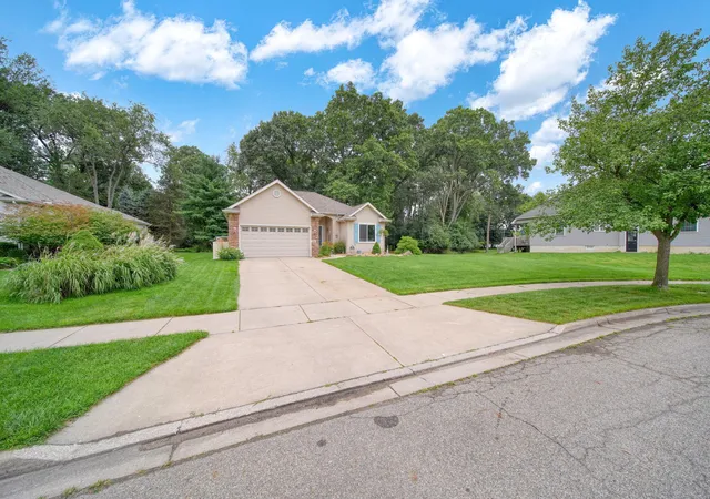 2nd image of 906 Essex Park Dr, Jackson, MI 49203 | MLS# 55026043415