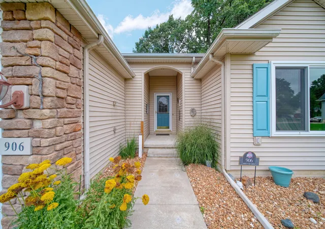 Photo 3 of Single family home for sale at 906 Essex Park Dr, Jackson, MI 49203 | MLS# 55026043415 | Listing updated on 2026-09-15