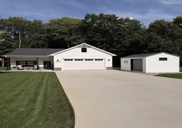 2nd image of 7586 Regency Ln, Stanwood, MI 49346 | MLS# 65026043422